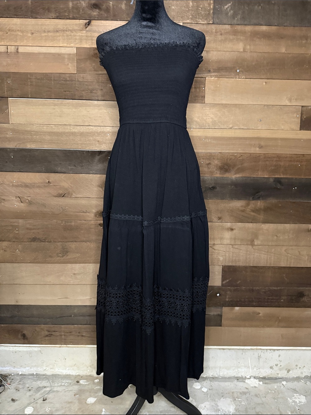 Elegant Black Strapless Maxi Dress with Crochet Detailing